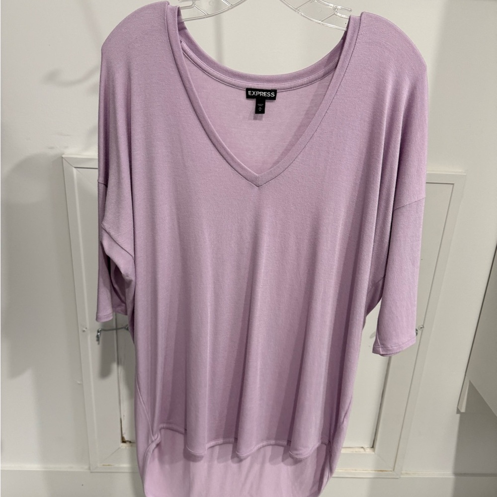 Express Women's Soft Lilac V-Neck Tee